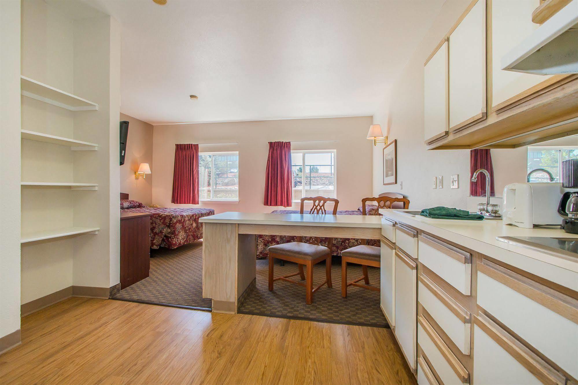 Intown Suites Extended Stay Colorado Springs Dış mekan fotoğraf
